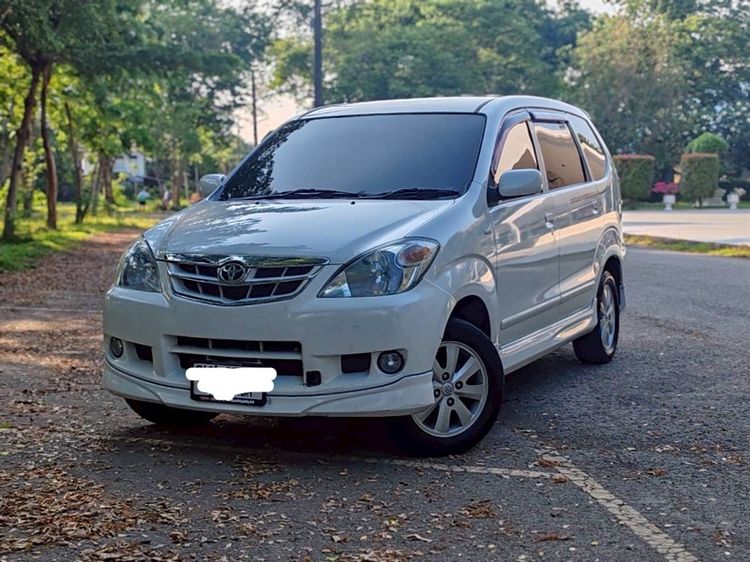 รถ Toyota Avanza 1.5 E สี ขาว