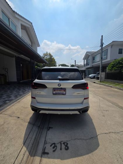 BMW X5 2024 xDrive 50e LCI M Sport Utility-car ปลั๊กอินไฮบริด (PHEV) เกียร์อัตโนมัติ ขาว รูปที่ 3