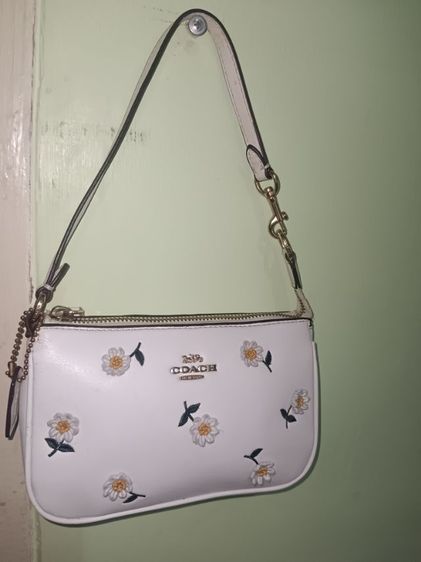 กระเป๋าถือ Coach รุ่น Nolita 19 พร้อมปักลายดอกเดซี่ รูปที่ 4