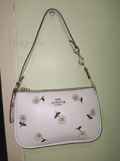 กระเป๋าถือ Coach รุ่น Nolita 19 พร้อมปักลายดอกเดซี่
