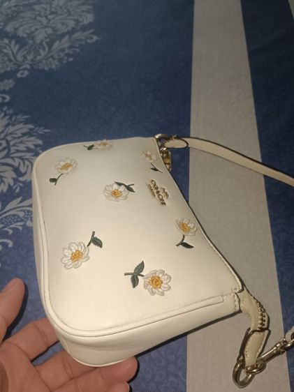 กระเป๋าถือ Coach รุ่น Nolita 19 พร้อมปักลายดอกเดซี่ รูปที่ 2