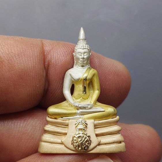 พระกริ่งพระพุทธโสธร ภปร. รุ่นย้อนยุค สร้างพระอุโบสถ พ.ศ. 2539 เนื้อเงินสามกษัตริย์ พิมพ์ใหญ่ พร้อมกล่องเดิม ใบเซอร์ รูปที่ 3