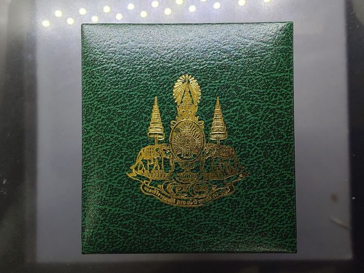 พระกริ่งพระพุทธโสธร ภปร. รุ่นย้อนยุค สร้างพระอุโบสถ พ.ศ. 2539 เนื้อเงินสามกษัตริย์ พิมพ์ใหญ่ พร้อมกล่องเดิม ใบเซอร์ รูปที่ 9