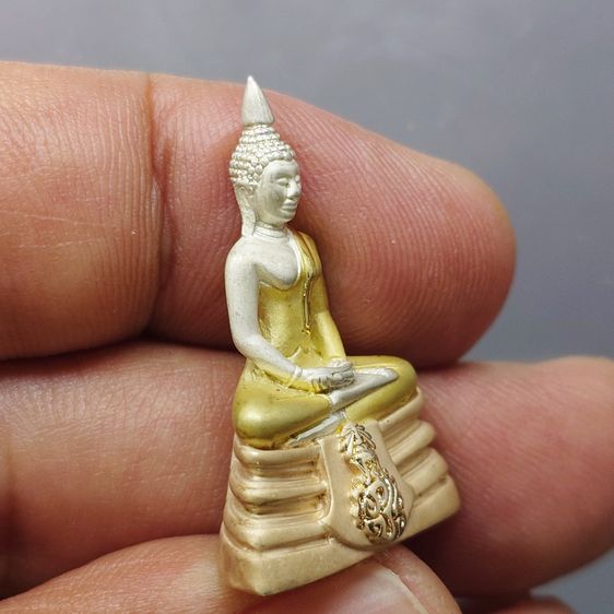 พระกริ่งพระพุทธโสธร ภปร. รุ่นย้อนยุค สร้างพระอุโบสถ พ.ศ. 2539 เนื้อเงินสามกษัตริย์ พิมพ์ใหญ่ พร้อมกล่องเดิม ใบเซอร์ รูปที่ 5