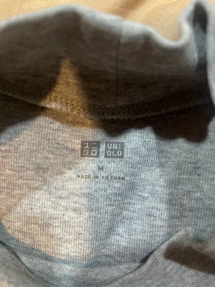 เสื้อ uniqlo คอเต่าสีเทา รูปที่ 2