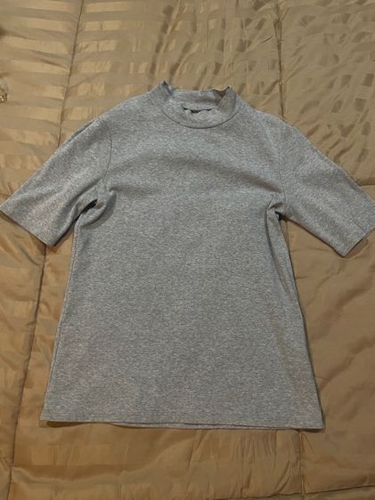 เสื้อ uniqlo คอเต่าสีเทา
