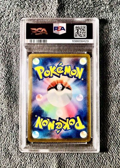 การ์ดโปเกมอน (Pokémon Card) ของแท้จากญี่ปุ่น โดยเป็นตัวละคร ไรโค V (Raikou V) ซึ่งอยู่ในสถานะที่ได้รับการตรวจสอบและจัดเกรดโดยสถาบัน PSA (Professional Sports Authenticator) แล้ว รูปที่ 2