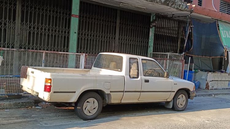 รถ Toyota Hilux Mighty-X 2.4 สี ขาว
