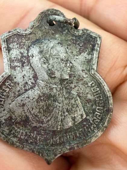 เหรียญนายหลวง ร๙ อนุสรณ์ มหาราช ปี06 เนื้อเก่าสาแดง ตรงยุค เนื้อพระระดับ60ปี พระเก่าๆเหมาๆบ้านๆ พระคนแก่เก่าๆเก็บ081-3330446 L.tonyabu รูปที่ 6