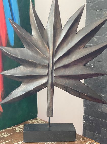 Art Sculptural Palm Leaf Decor – Dark Wood Statement Piece on Stand รูปที่ 3