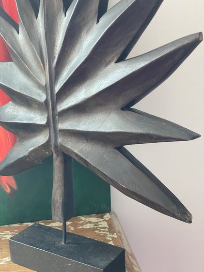 Art Sculptural Palm Leaf Decor – Dark Wood Statement Piece on Stand
