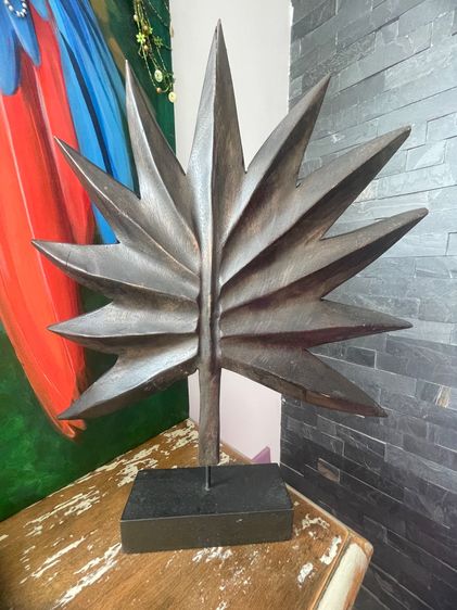Art Sculptural Palm Leaf Decor – Dark Wood Statement Piece on Stand รูปที่ 2