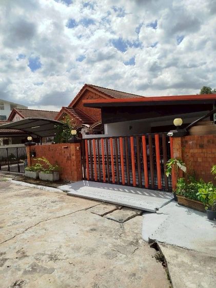 เช่า ทาวเฮ้าส์ ชั้นเดียว 14 ตรว. 1 นอน ,
1 น้ำ, 1 ครัว, ที่จอดรถในบ้าน , เครื่องใช้
ไฟฟ้าครบ , เฟอร์นิเจอร์ครบ
