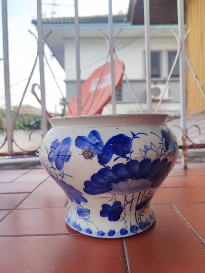 เซรามิคเก่า กะโถนปังเคย สูง 7นิ้ว ปากกว้าง 7 นิ้วกว่า น้ำหนักเบา  มีตำหนิ เหมาะไว้ศึกษษ