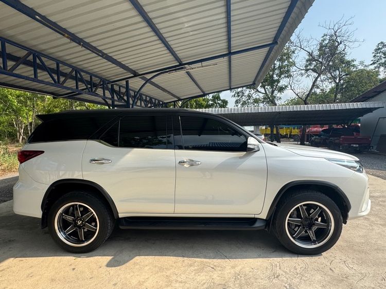 Toyota Fortuner 2016 2.8 V TRD Sportivo Black Top 4WD Utility-car ดีเซล ไม่ติดแก๊ส เกียร์อัตโนมัติ ขาว รูปที่ 3