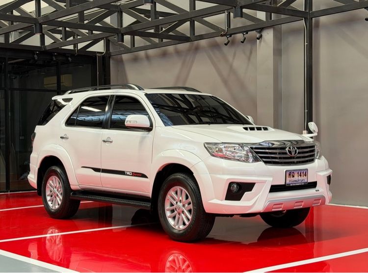 รถ Toyota Fortuner 3.0 V สี ขาว