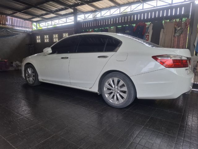 รถ Honda Accord 2.0 EL NAVI สี ขาว