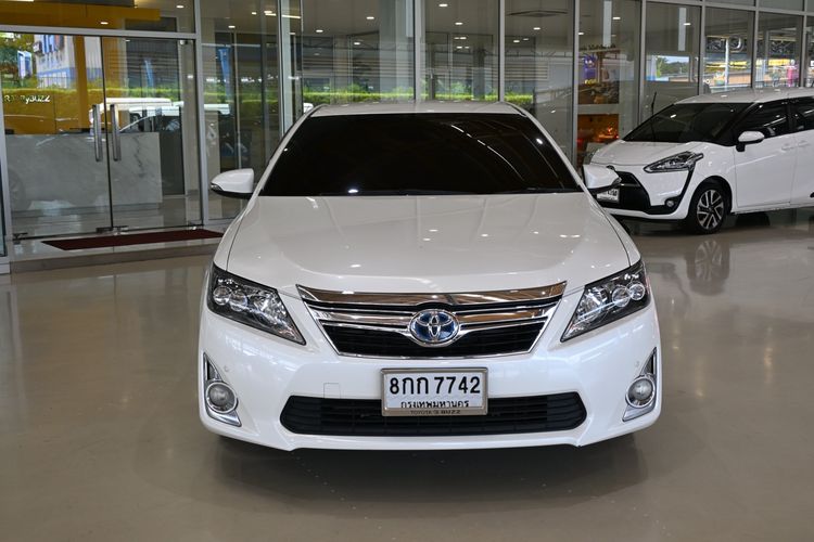 รถ Toyota Camry 2.5 Hybrid สี ขาว