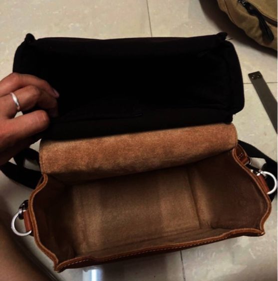 กระเป๋าสะพายหนังแบรนด์ Olympus รุ่น PEN เป็นกระเป๋าหนังฟอกฝาดสไตล์วินเทจหรือโมเดิร์นคลาสสิก.  รูปที่ 2