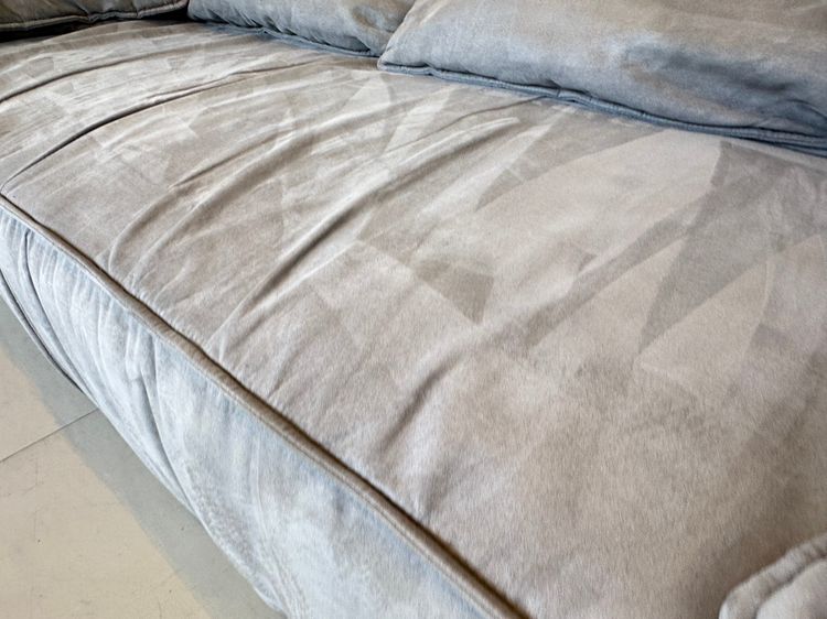 โซฟา 2 ที่นั่ง เบาะผ้ากำมะหยี่สีเทา โครงขาไม้จริง  รูปที่ 11