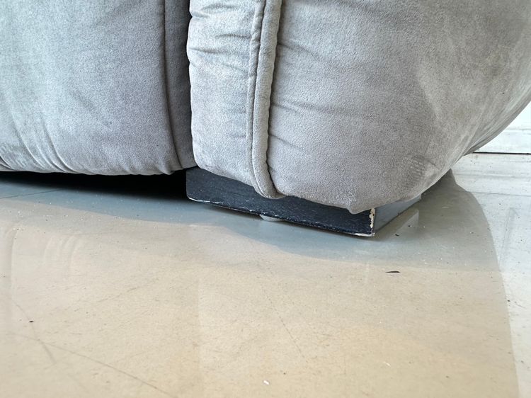 โซฟา 2 ที่นั่ง เบาะผ้ากำมะหยี่สีเทา โครงขาไม้จริง  รูปที่ 13