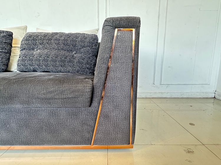 ชุดโซฟารับแขก เบาะผ้าสีเทา ขอบสแตนเลสสีโรสโกลด์ รูปที่ 10