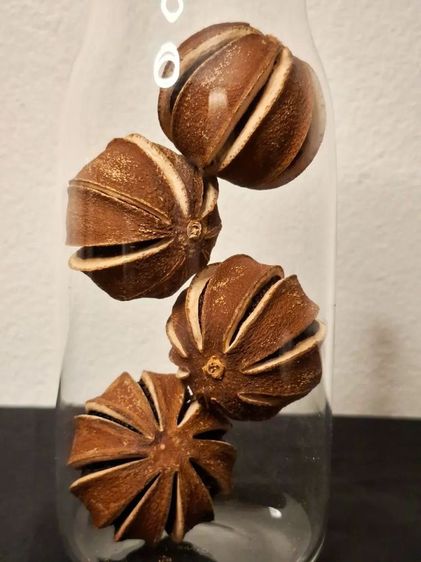 ขวดแก้วบรรจุผลไม้แห้งหอม

ที่ออกแบบมาเพื่อสร้างความผ่อนคลายและ

เติมเต็มความละมุนให้กับพื้นที่โปรดของคุณครับ รูปที่ 2