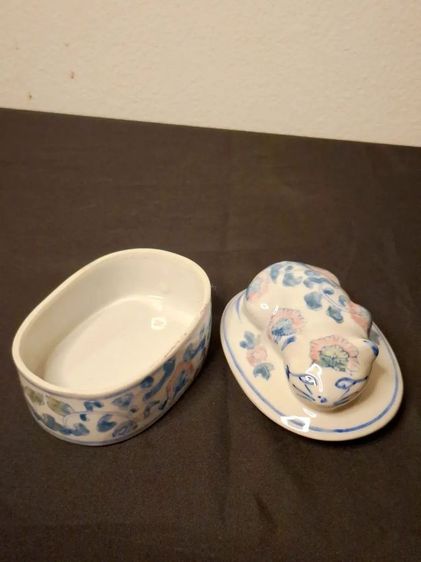 ตลับเซรามิกรูปแมวนอน งานเซรามิกดีไซน์ ประณีตที่ผสมผสานความอ่อนช้อยของศิลปะ ตะวันออกเข้ากับประโยชน์ใช้สอยได้อย่าง ลงตัวครับตัวตลับโดดเด่นครับ รูปที่ 5