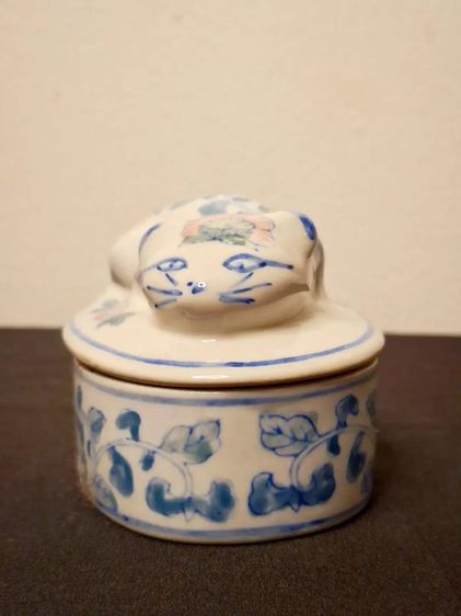 ตลับเซรามิกรูปแมวนอน งานเซรามิกดีไซน์ ประณีตที่ผสมผสานความอ่อนช้อยของศิลปะ ตะวันออกเข้ากับประโยชน์ใช้สอยได้อย่าง ลงตัวครับตัวตลับโดดเด่นครับ รูปที่ 2