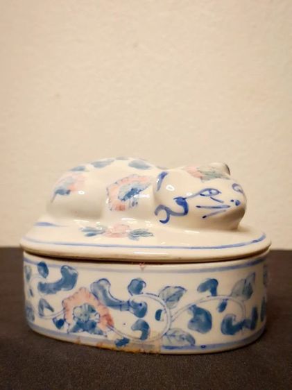 ตลับเซรามิกรูปแมวนอน งานเซรามิกดีไซน์ ประณีตที่ผสมผสานความอ่อนช้อยของศิลปะ ตะวันออกเข้ากับประโยชน์ใช้สอยได้อย่าง ลงตัวครับตัวตลับโดดเด่นครับ