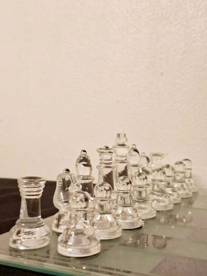 ชุดหมาก รุกสากลวัสดุแก้ว ชิ้นงานประณีตที่สะท้อน กลิ่นอายความคลาสสิกและความหรูหราได้ อย่างยอดเยี่ยม ตัวหมากโดดเด่นด้วยการตัดกันอย่างลงตัวครับ รูปที่ 3