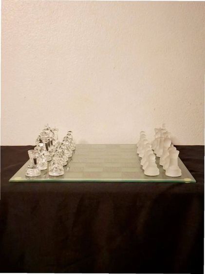 ชุดหมาก รุกสากลวัสดุแก้ว ชิ้นงานประณีตที่สะท้อน กลิ่นอายความคลาสสิกและความหรูหราได้ อย่างยอดเยี่ยม ตัวหมากโดดเด่นด้วยการตัดกันอย่างลงตัวครับ รูปที่ 2