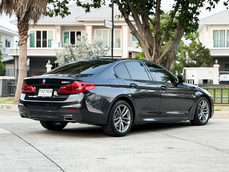 BMW Series 5 2022 520d Sedan ดีเซล ไม่ติดแก๊ส เกียร์อัตโนมัติ เทา รูปที่ 4