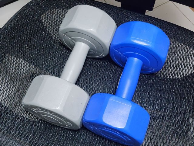 ไม่ระบุ ยกน้ำหนัก / เวท เทรนนิ่ง ดัมเบลล์ dumbbell ข้างละ 5 กิโลกรัม kilograms สีเทา น้ำเงิน grey blue