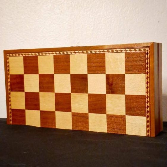 กระดานหมากรุกไม้จริงสไตล์วินเทจชิ้นนี้ เปรียบเสมือนสนามแห่งปัญญาที่ถูกถ่ายทอด ผ่านลายไม้ธรรมชาติอันละเมียดละไม ทุกช่อง ตารางสวยงามลงตัวครับ รูปที่ 10