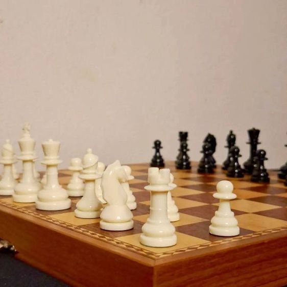 กระดานหมากรุกไม้จริงสไตล์วินเทจชิ้นนี้ เปรียบเสมือนสนามแห่งปัญญาที่ถูกถ่ายทอด ผ่านลายไม้ธรรมชาติอันละเมียดละไม ทุกช่อง ตารางสวยงามลงตัวครับ รูปที่ 5