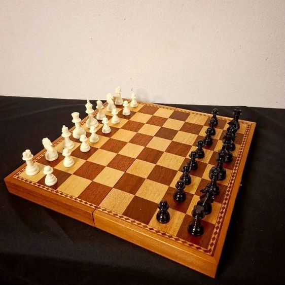 กระดานหมากรุกไม้จริงสไตล์วินเทจชิ้นนี้ เปรียบเสมือนสนามแห่งปัญญาที่ถูกถ่ายทอด ผ่านลายไม้ธรรมชาติอันละเมียดละไม ทุกช่อง ตารางสวยงามลงตัวครับ