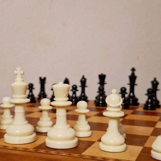 กระดานหมากรุกไม้จริงสไตล์วินเทจชิ้นนี้ เปรียบเสมือนสนามแห่งปัญญาที่ถูกถ่ายทอด ผ่านลายไม้ธรรมชาติอันละเมียดละไม ทุกช่อง ตารางสวยงามลงตัวครับ รูปที่ 4