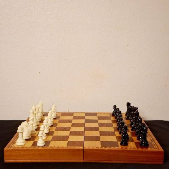 กระดานหมากรุกไม้จริงสไตล์วินเทจชิ้นนี้ เปรียบเสมือนสนามแห่งปัญญาที่ถูกถ่ายทอด ผ่านลายไม้ธรรมชาติอันละเมียดละไม ทุกช่อง ตารางสวยงามลงตัวครับ รูปที่ 2