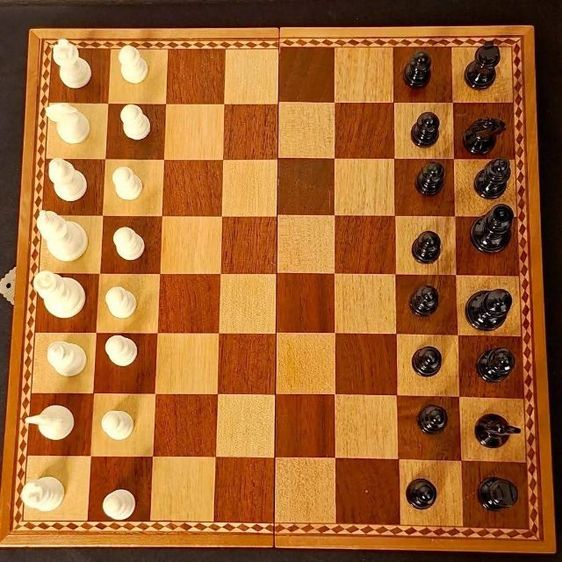 กระดานหมากรุกไม้จริงสไตล์วินเทจชิ้นนี้ เปรียบเสมือนสนามแห่งปัญญาที่ถูกถ่ายทอด ผ่านลายไม้ธรรมชาติอันละเมียดละไม ทุกช่อง ตารางสวยงามลงตัวครับ รูปที่ 6