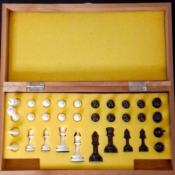 กระดานหมากรุกไม้จริงสไตล์วินเทจชิ้นนี้ เปรียบเสมือนสนามแห่งปัญญาที่ถูกถ่ายทอด ผ่านลายไม้ธรรมชาติอันละเมียดละไม ทุกช่อง ตารางสวยงามลงตัวครับ รูปที่ 7