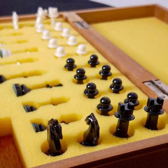 กระดานหมากรุกไม้จริงสไตล์วินเทจชิ้นนี้ เปรียบเสมือนสนามแห่งปัญญาที่ถูกถ่ายทอด ผ่านลายไม้ธรรมชาติอันละเมียดละไม ทุกช่อง ตารางสวยงามลงตัวครับ รูปที่ 8