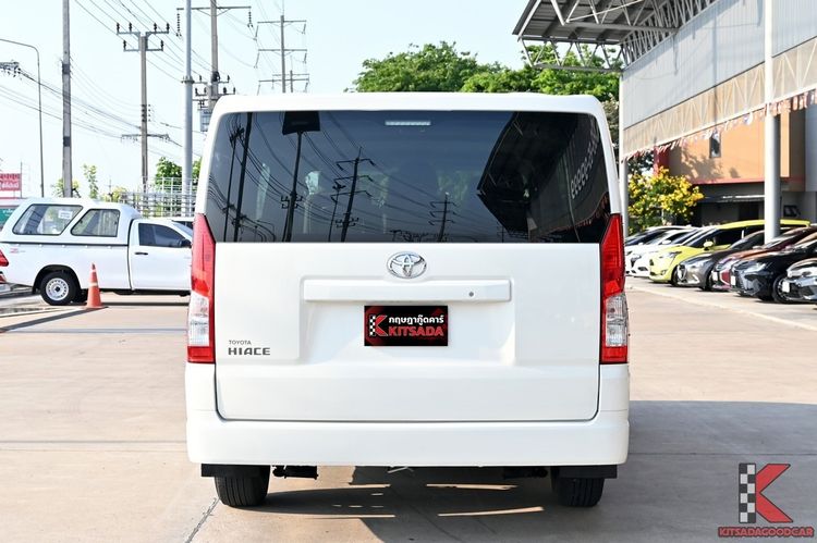 Toyota Hiace 2021 2.8 economy Van ดีเซล ไม่ติดแก๊ส เกียร์ธรรมดา ขาว รูปที่ 4