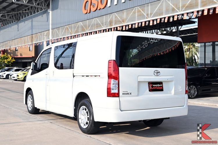 Toyota Hiace 2021 2.8 economy Van ดีเซล ไม่ติดแก๊ส เกียร์ธรรมดา ขาว รูปที่ 3