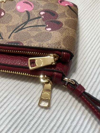 COACH กระเป๋าคล้องมือ รูปที่ 5