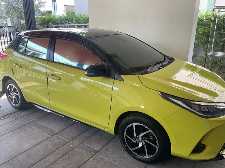 รถ Toyota Yaris 1.2 Sport Premium X สี เหลือง