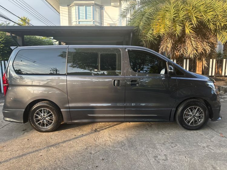 Hyundai H-1 2021 2.5 Elite ดีเซล เกียร์อัตโนมัติ เทา รูปที่ 3