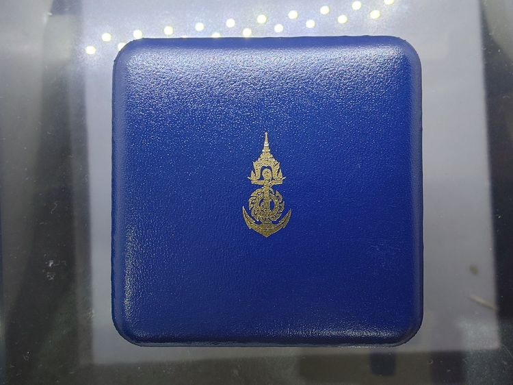 เหรียญที่ระลึกเรือพระที่นั่ง นารายณ์ทรงสุบรรณ รัชกาลที่9 พิมพ์ใหญ่ เนื้อเงินขัดเงา (กองทัพเรือสร้าง) พ.ศ.2539 พร้อมกล่องหนัง รูปที่ 8