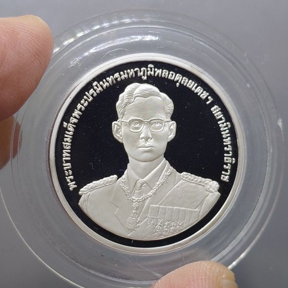 เหรียญที่ระลึกเรือพระที่นั่ง นารายณ์ทรงสุบรรณ รัชกาลที่9 พิมพ์ใหญ่ เนื้อเงินขัดเงา (กองทัพเรือสร้าง) พ.ศ.2539 พร้อมกล่องหนัง รูปที่ 2