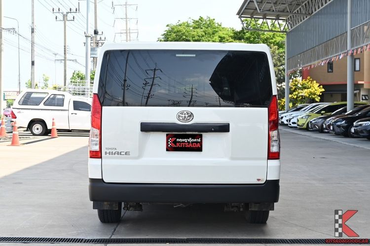 Toyota Hiace 2022 2.8 economy Van ดีเซล ไม่ติดแก๊ส เกียร์ธรรมดา ขาว รูปที่ 4